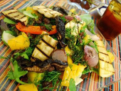 Σαλάτα με ψητά λαχανικά, μυρωδικά και ψημένο χαλούμι